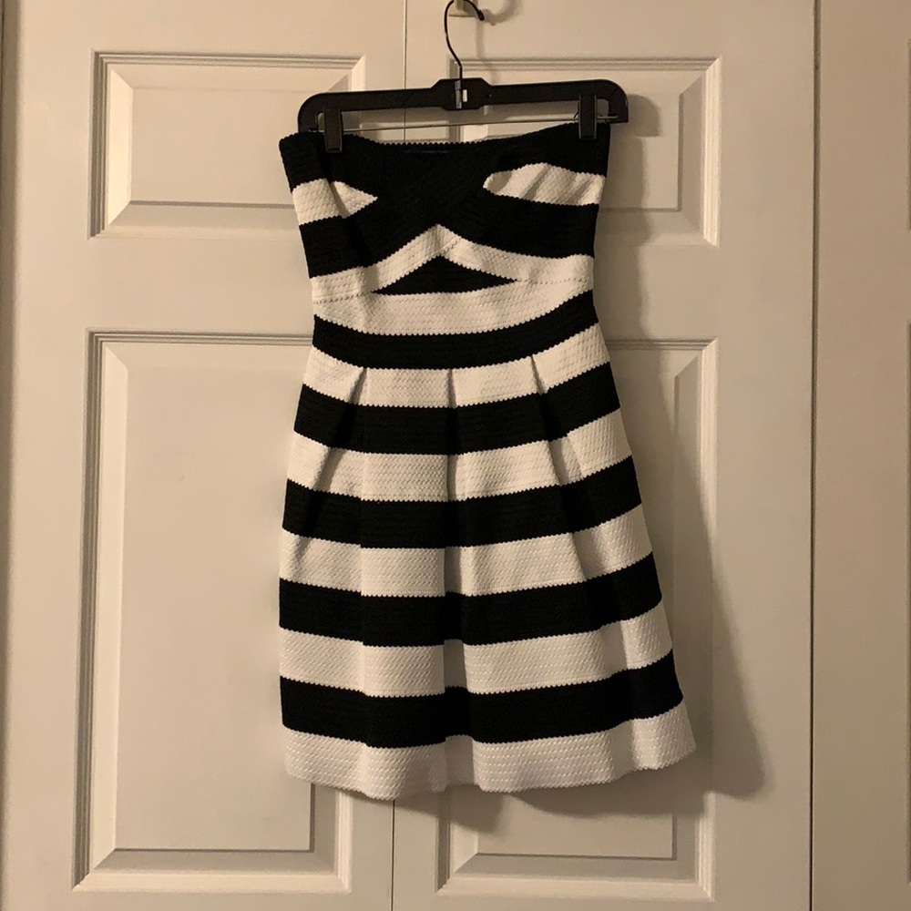 Strapless black and white dress with sweetheart neck
